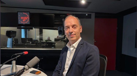 Pierre-Yves Kirschleger dans un studio de radio, intervenant aux ateliers des 150 ans d’adventisme en France